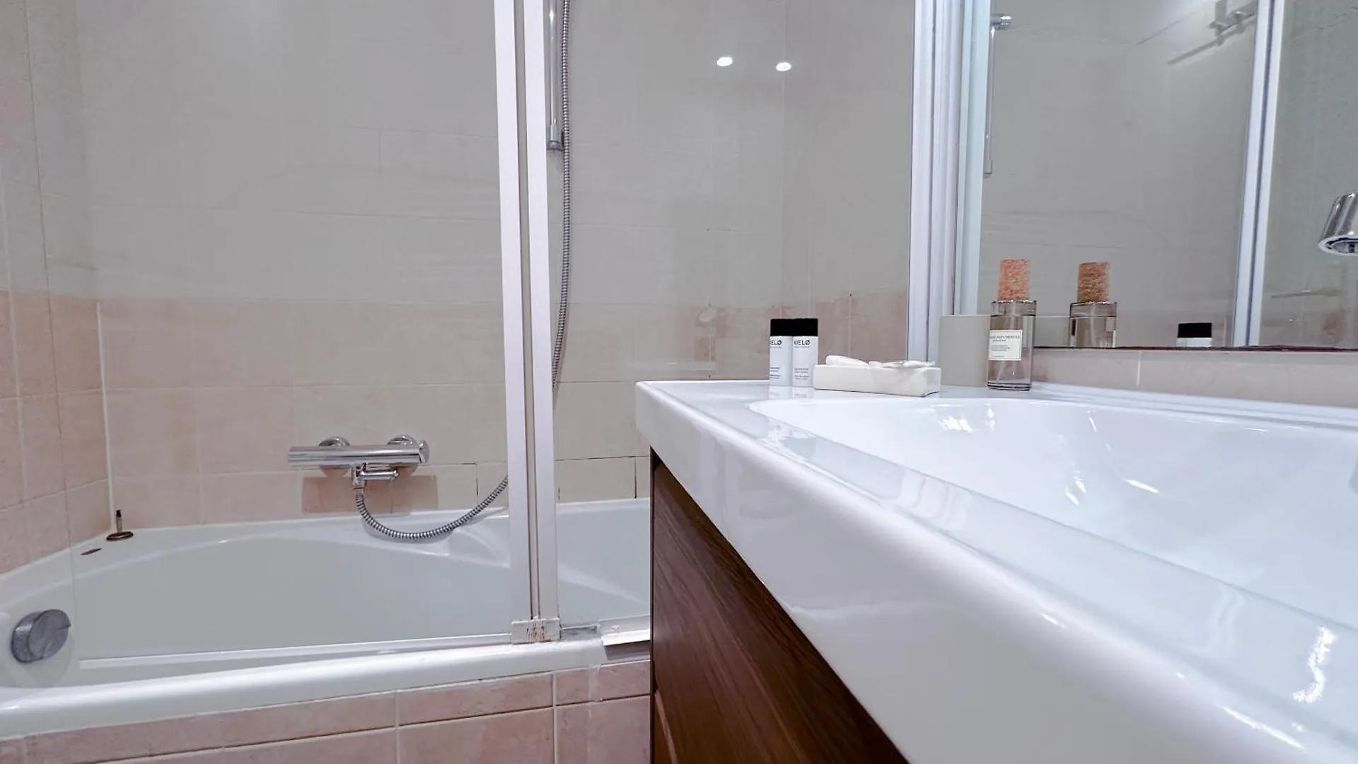 Apartment St Roch 2 - Appart 300 M De La Gare, Clim, Terrasse, Garage Antibes