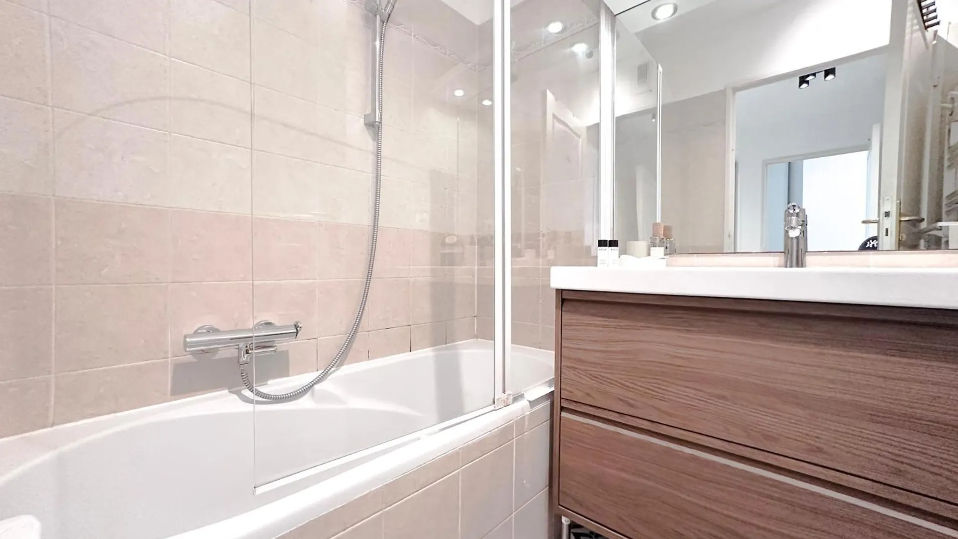 St Roch 2 - Appart 300 M De La Gare, Clim, Terrasse, Garage Antibes
